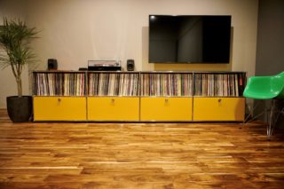 オシャレな空間に映えるUSMイエローのレコード収納の画像