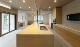 キッチンと同素材の木目が印象的なカップボードの画像